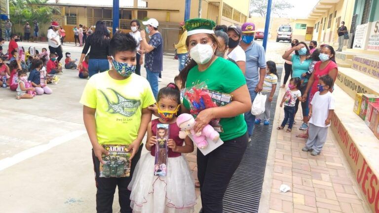 Entrega de víveres, canastas navideñas, ropa y juguetes