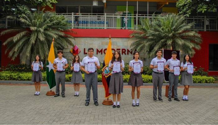 orgullo que se ondea colegio La Moderna 2025